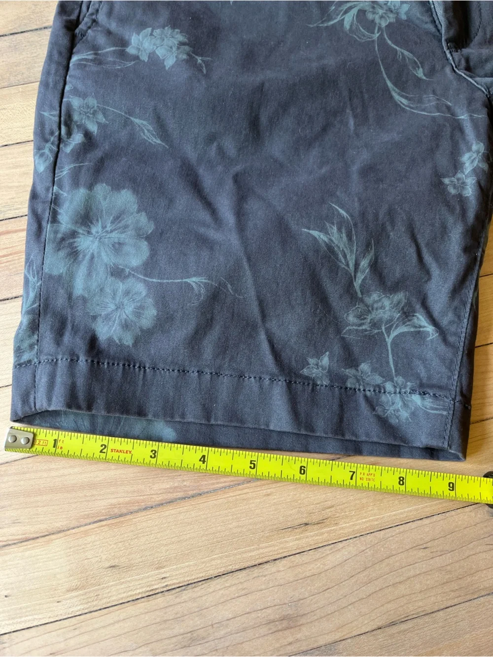 AG grey wanderer shorts w/ tropical print size 30 - Picture 4 of 8